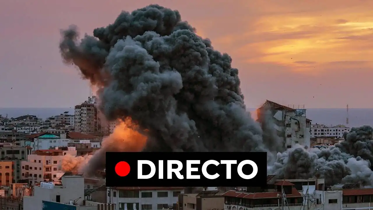 El humo se eleva despu&eacute;s de que aviones de combate israel&iacute;es atacaran la torre Palestina en la ciudad de Gaza 
