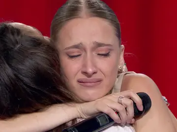 Alicia abraza a Malú en La Voz Alicia abraza a Malú en La Voz