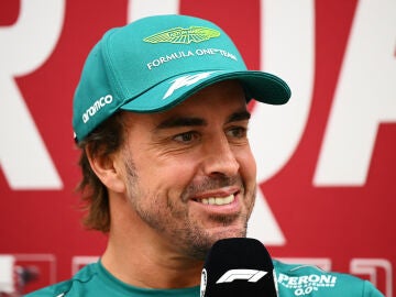Fernando Alonso sonriendo en una rueda de prensa del GP de Catar 2023
