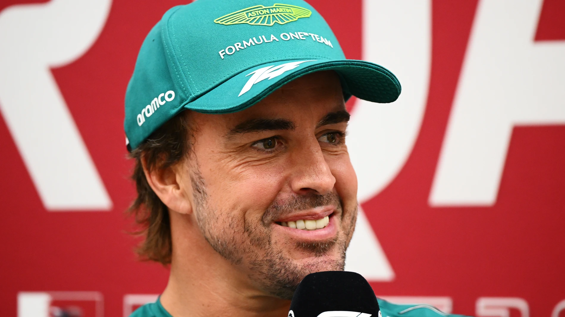 Fernando Alonso sonriendo en una rueda de prensa del GP de Catar 2023