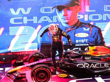 Max Verstappen se baja del coche tras proclamarse tricampeón del mundo en la sprint de Catar
