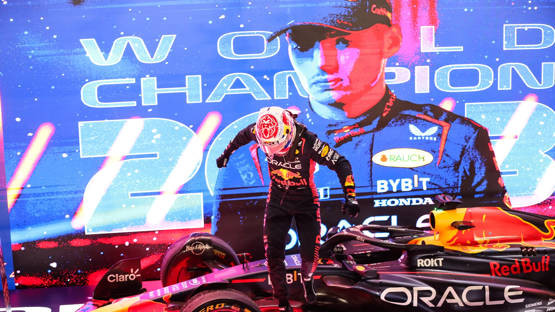 Max Verstappen se baja del coche tras proclamarse tricampeón del mundo en la sprint de Catar