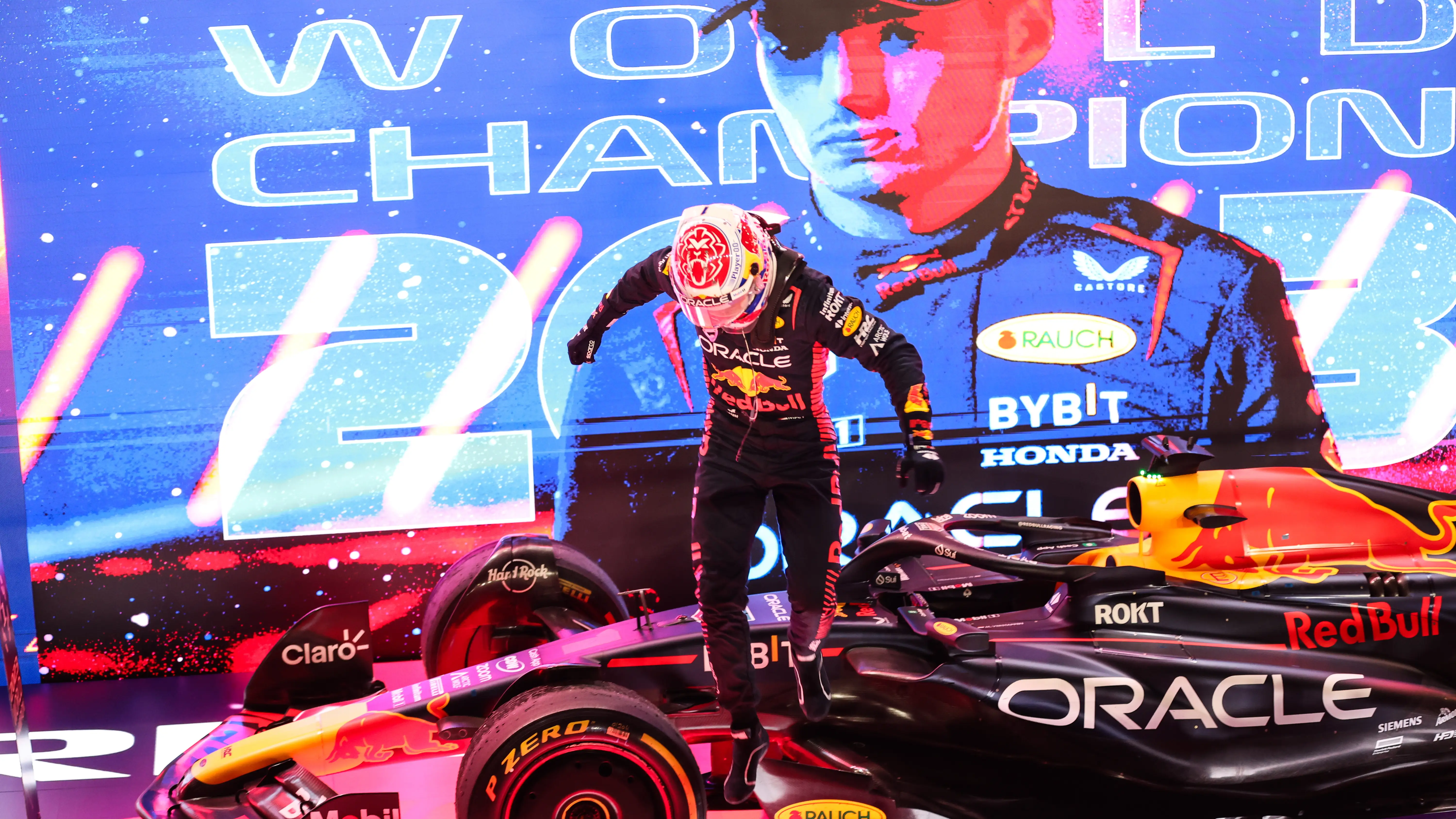 Max Verstappen se baja del coche tras proclamarse tricampe&oacute;n del mundo en la sprint de Catar
