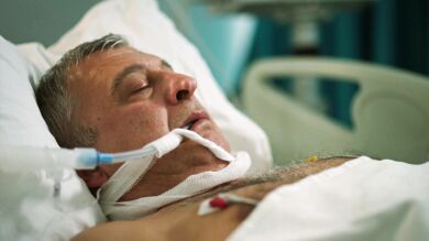 Çinar e Ilgaz, unidos frente al dolor... ¡Metin continúa muy grave tras ser apuñalado!