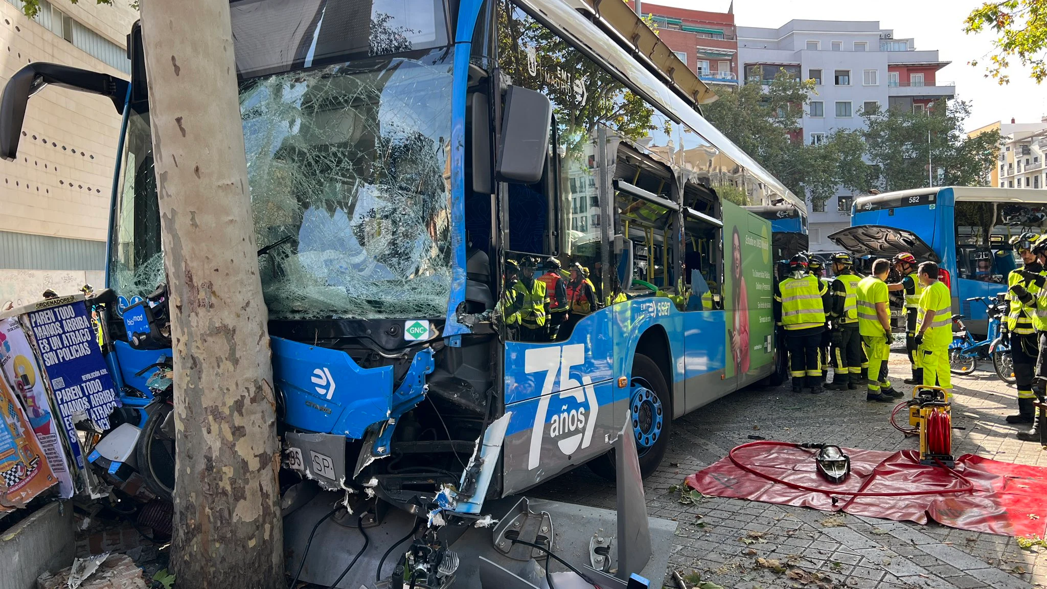 Autob&uacute;s estrellado en Embajadores