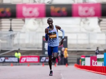 Kelvin Kiptum en una foto de archivo en el maratón de Londres Kelvin Kiptum en una foto de archivo en el maratón de Londres