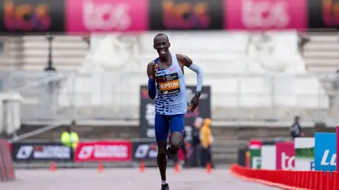 Kelvin Kiptum en una foto de archivo en el maratón de Londres Kelvin Kiptum en una foto de archivo en el maratón de Londres