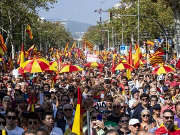 Aspecto de la manifestación convocada por Societat Civil Catalana (SCC) bajo el lema "No en mi nombre. Ni amnistía, ni autodeterminación", para rechazar toda concesión a ERC y JxCat en la negociación para la investidura del próximo presidente del Gobierno. 