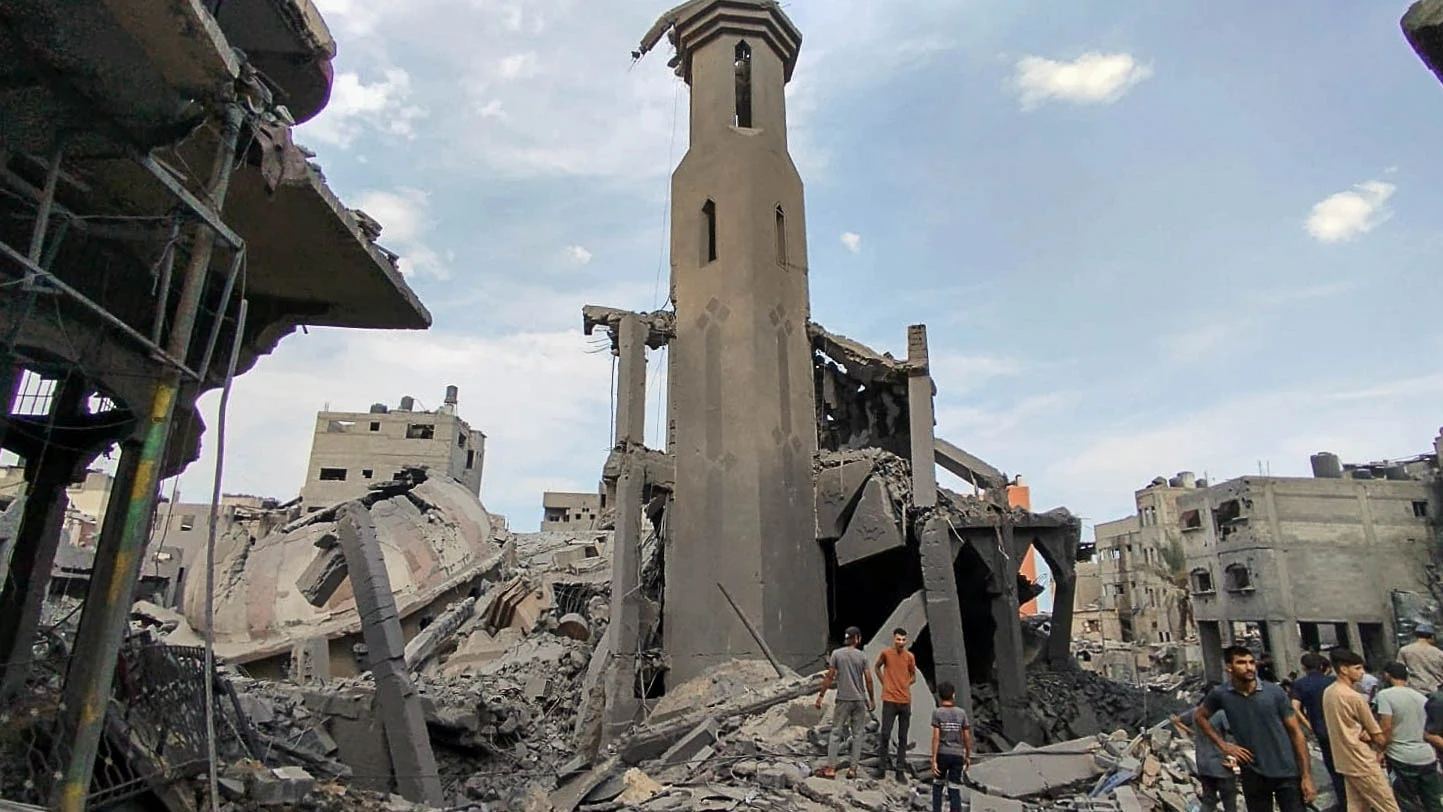 Una mezquita da&ntilde;ada en la Franja de Gaza tras los ataques a&eacute;reos de Israel