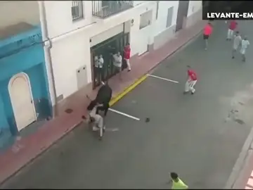 Vídeo: herido tras una impactante cogida durante los 'bous al carrer' de Puçol Vídeo: herido tras una impactante cogida durante los 'bous al carrer' de Puçol