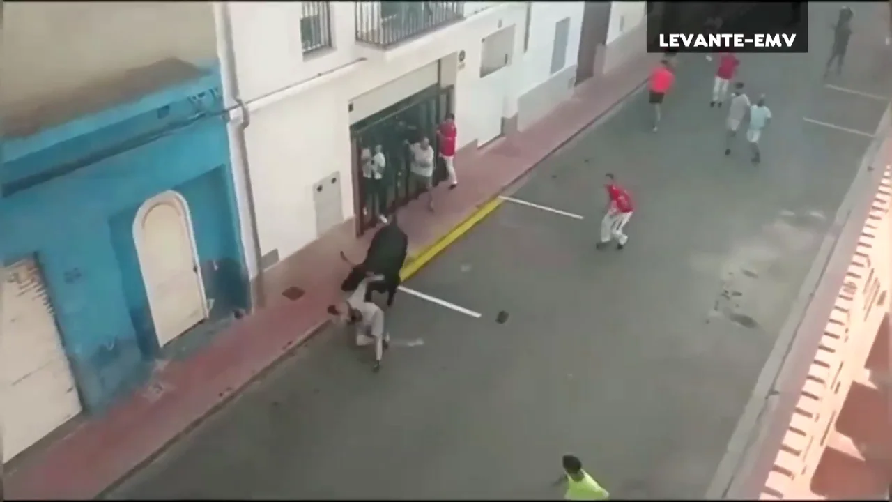 Vídeo: herido tras una impactante cogida durante los 'bous al carrer' de Puçol Vídeo: herido tras una impactante cogida durante los 'bous al carrer' de Puçol
