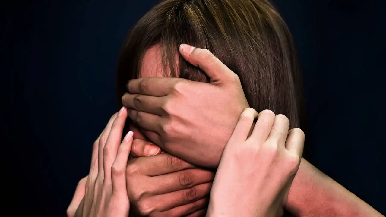 Mujer con la cara tapada por manos Mujer con la cara tapada por manos