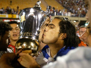 Lior Assulin besa la Copa de Israel en 2004