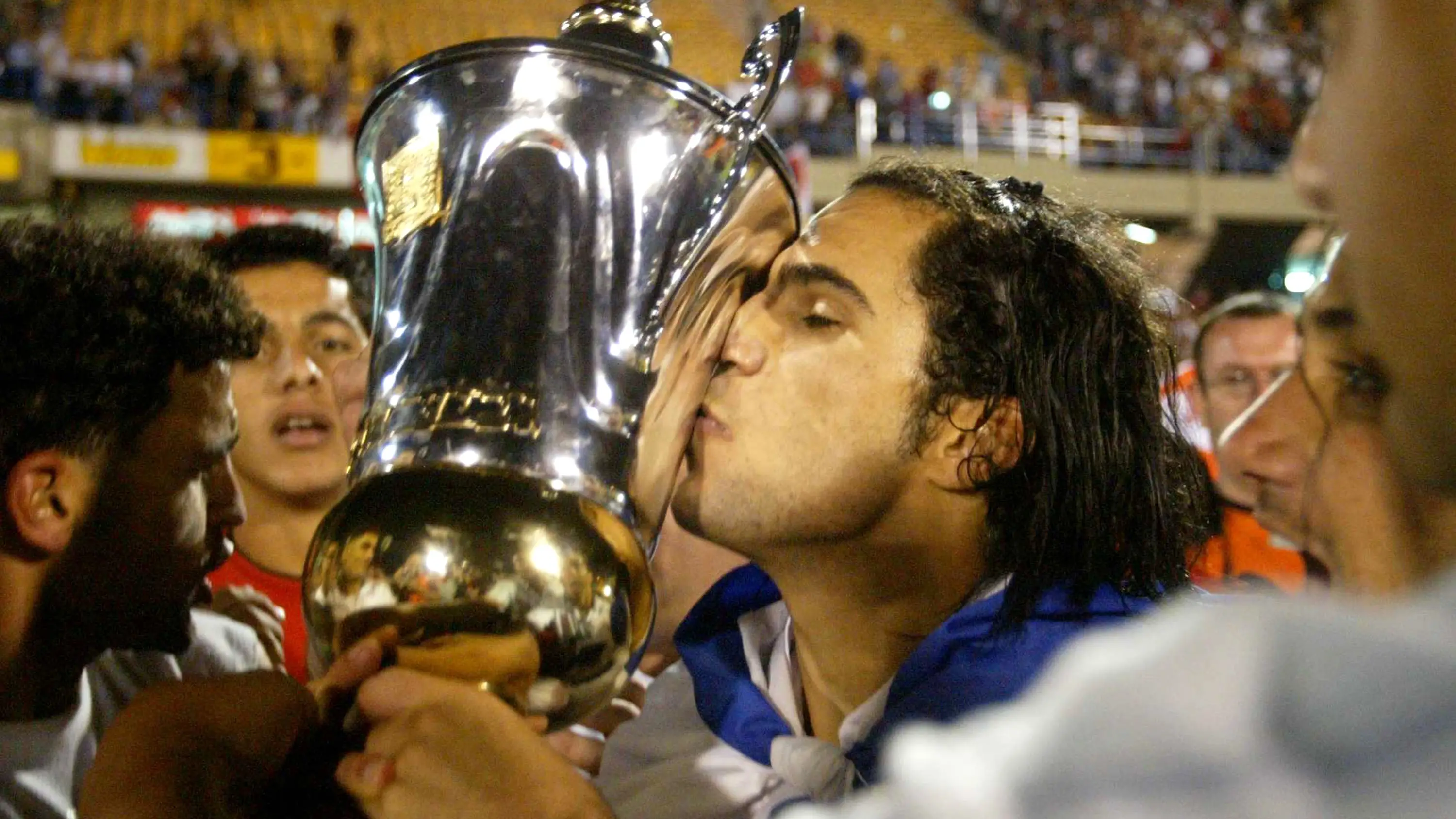 Lior Assulin besa la Copa de Israel en 2004 Lior Assulin besa la Copa de Israel en 2004