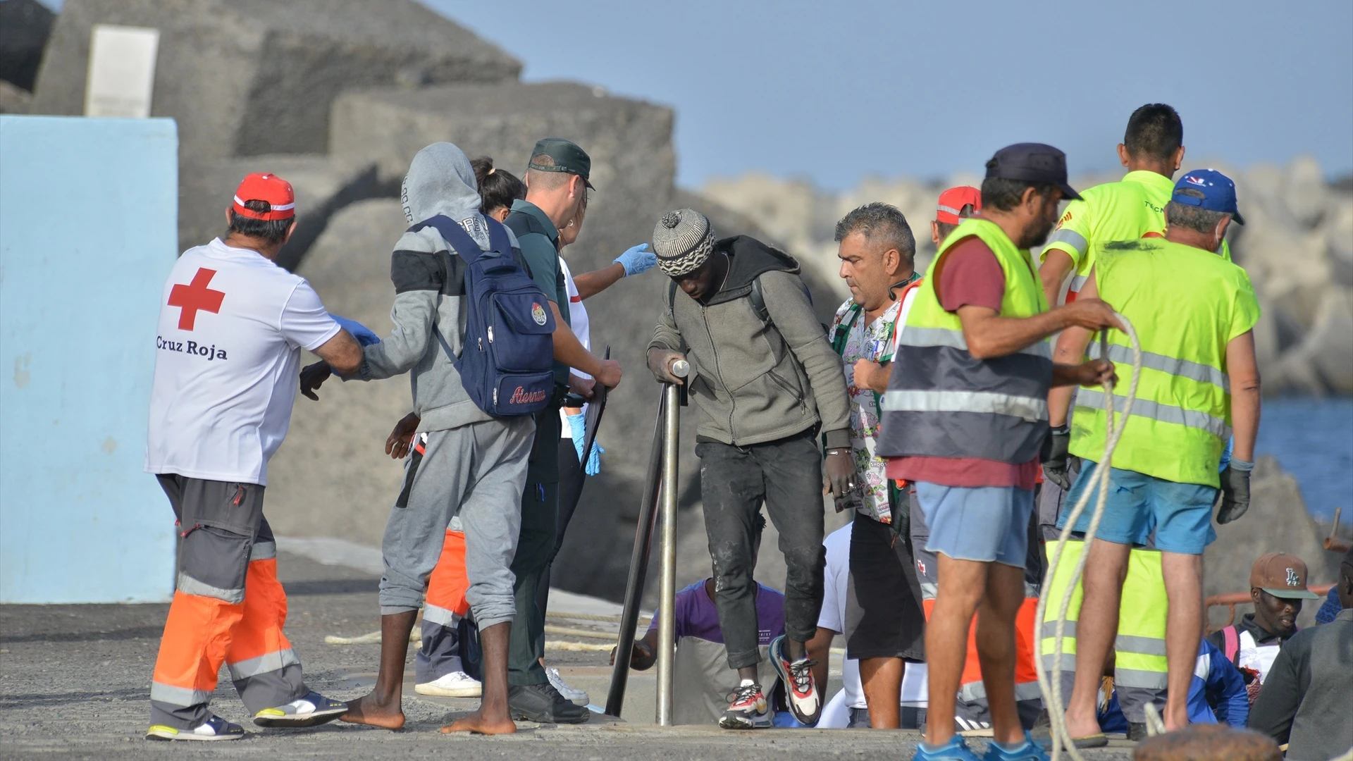 Los servicios sanitarios reciben una patera en el muelle de La Restinga, en El Hierro Los servicios sanitarios reciben una patera en el muelle de La Restinga, en El Hierro