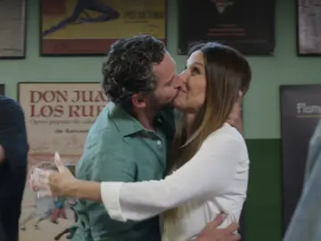 El beso de Paco León a Susana Saborido ante la dirección de Joaquín: “¡Corten!” El beso de Paco León a Susana Saborido ante la dirección de Joaquín: “¡Corten!”