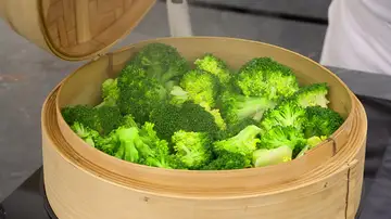 Deposita la vaporera encima con el brócoli