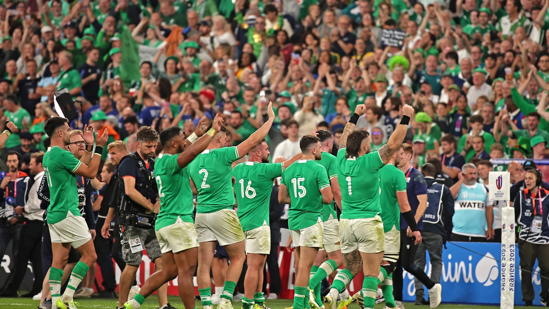 Los jugadores de Irlanda celebran la victoria ante Escocia