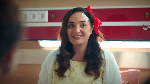 En el último capítulo de Hermanos: Los Eren dan la bienvenida al mundo al pequeño Umutcan, el tercer hijo de Sengül y Orhan En el último capítulo de Hermanos: Los Eren dan la bienvenida al mundo al pequeño Umutcan, el tercer hijo de Sengül y Orhan