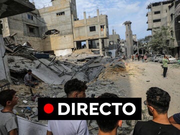 Vista de personas que revisan una zona con daños en Gaza