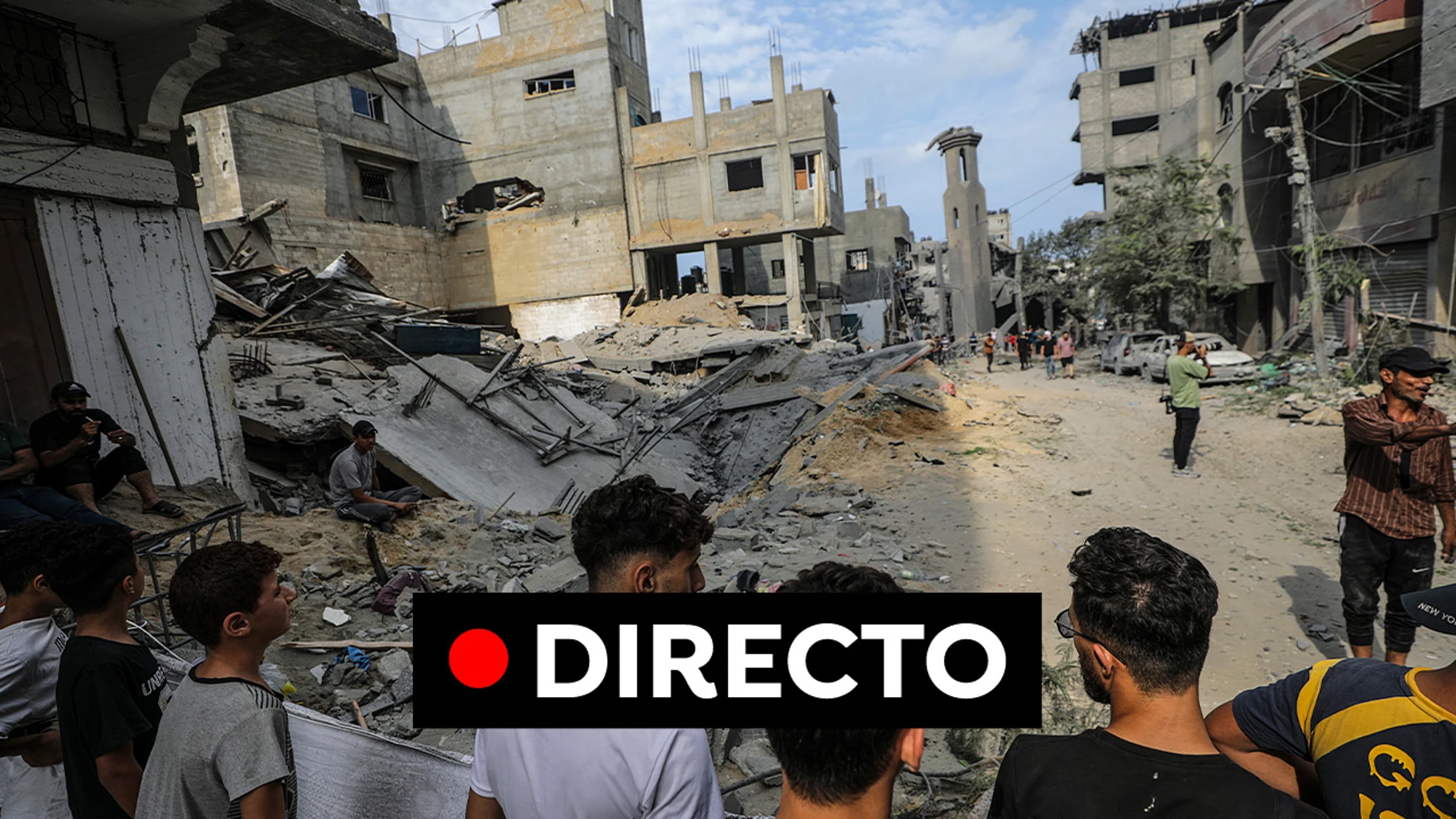 Vista de personas que revisan una zona con daños en Gaza Vista de personas que revisan una zona con daños en Gaza