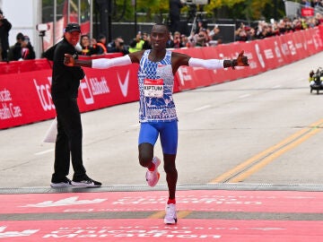 Kelvin Kiptum cruza la meta del maratón de Chicago