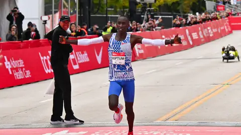 Kelvin Kiptum cruza la meta del maratón de Chicago