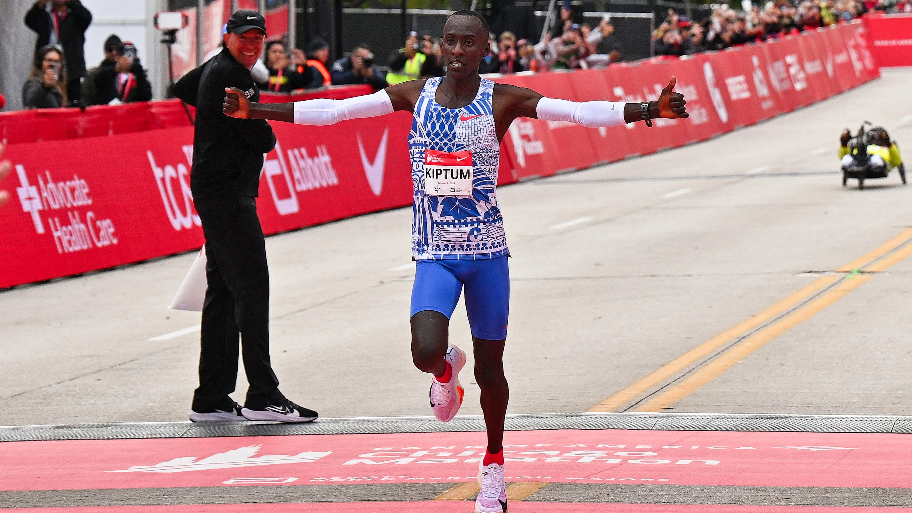 Kelvin Kiptum cruza la meta del maratón de Chicago Kelvin Kiptum cruza la meta del maratón de Chicago