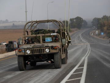 Soldados israelíes patrullan las carreteras cercanas a la frontera con Gaza.