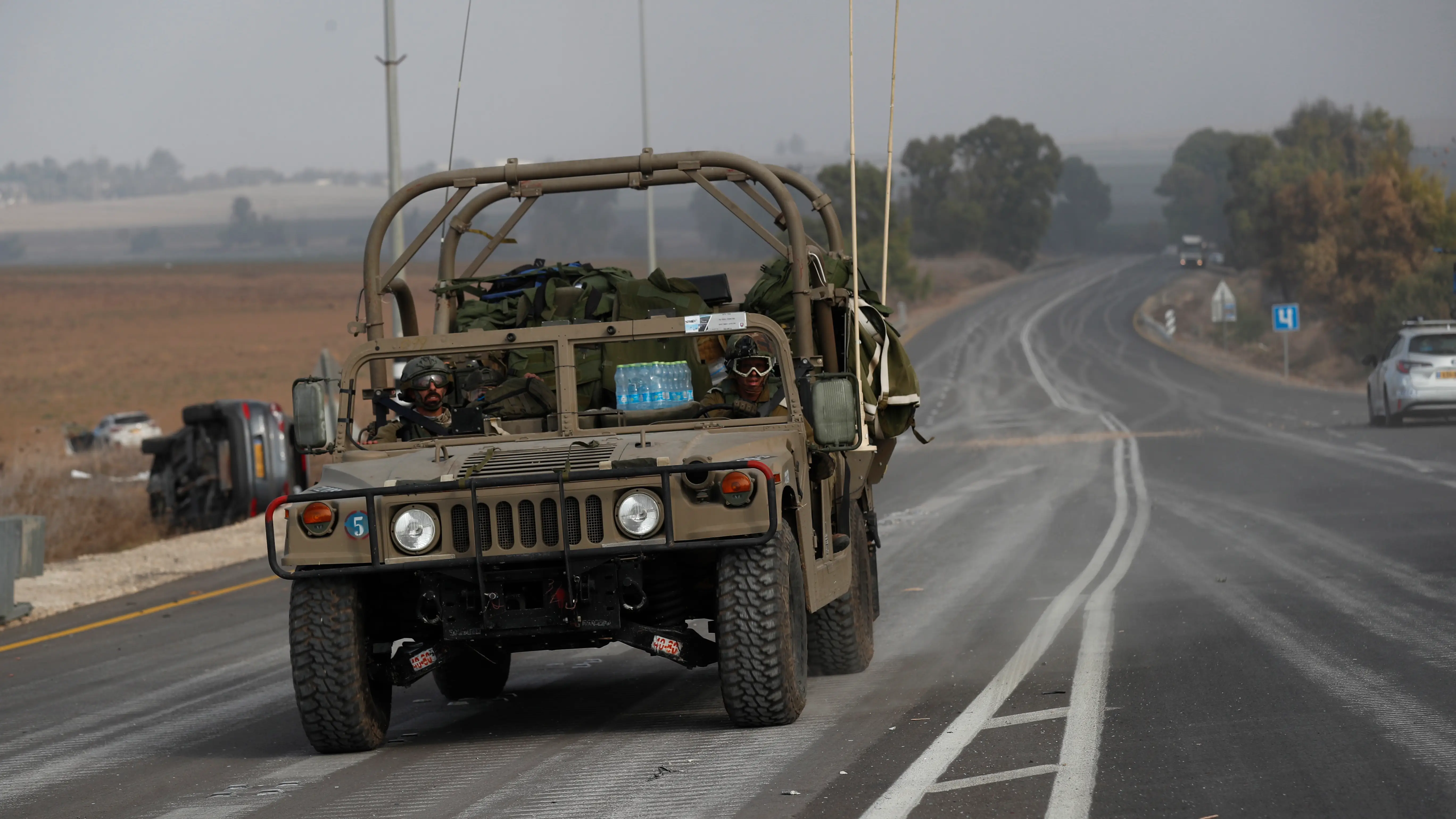 Soldados israelíes patrullan las carreteras cercanas a la frontera con Gaza. Soldados israelíes patrullan las carreteras cercanas a la frontera con Gaza.