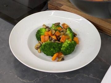 Brócoli con salteado de champis y calabaza