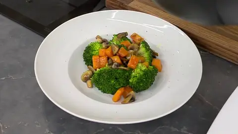 Brócoli con salteado de champis y calabaza