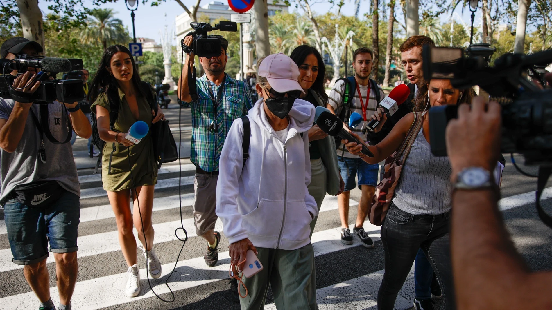 Una de las gemelas acusadas, Dolores Vázquez, a su llegada a declarar a la Audiencia de Barcelona