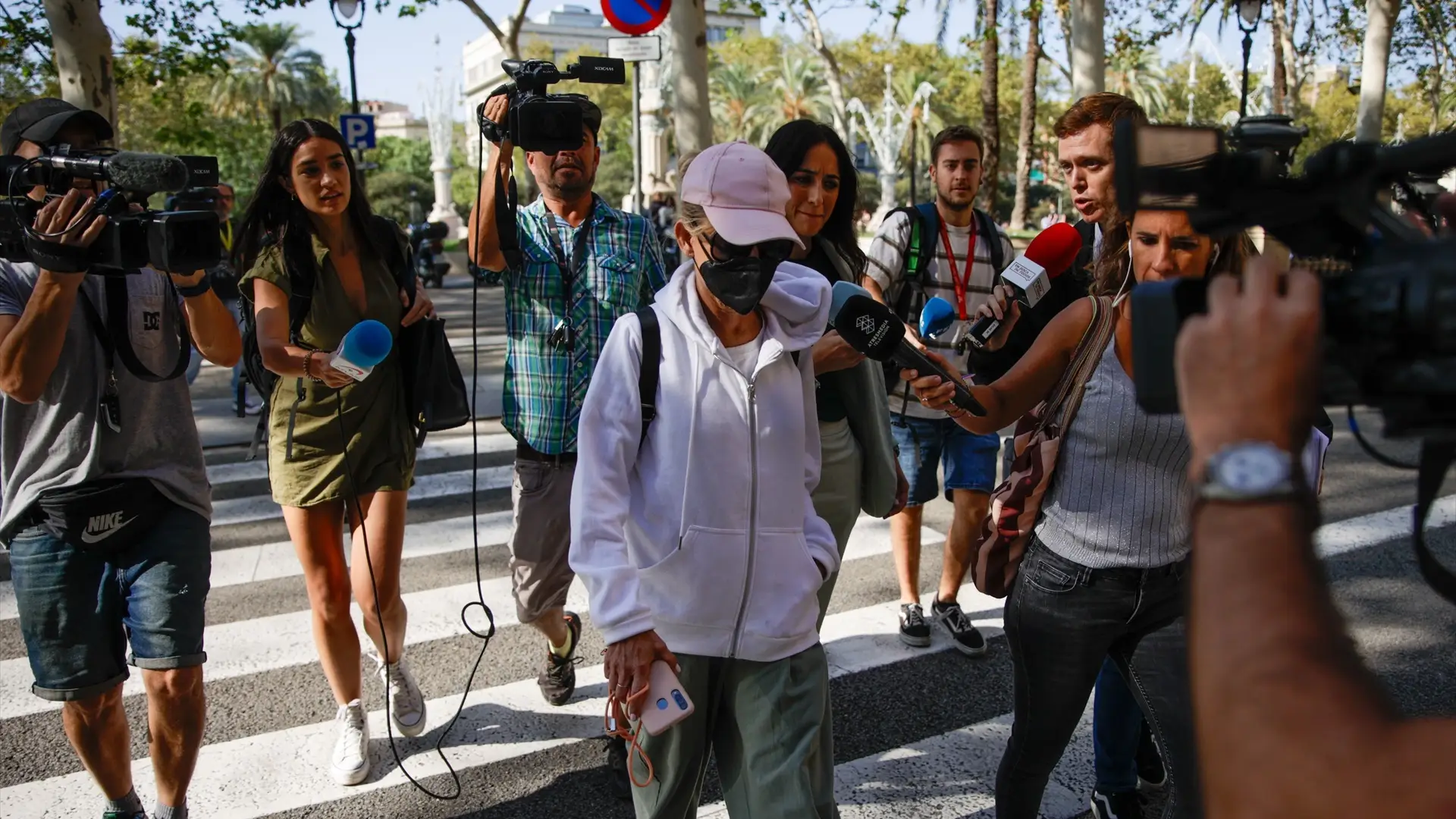 Una de las gemelas acusadas, Dolores V&aacute;zquez, a su llegada a declarar a la Audiencia de Barcelona