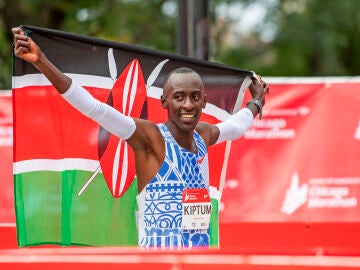 Kelvin Kiptum posa con la bandera de Kenia en Chicago