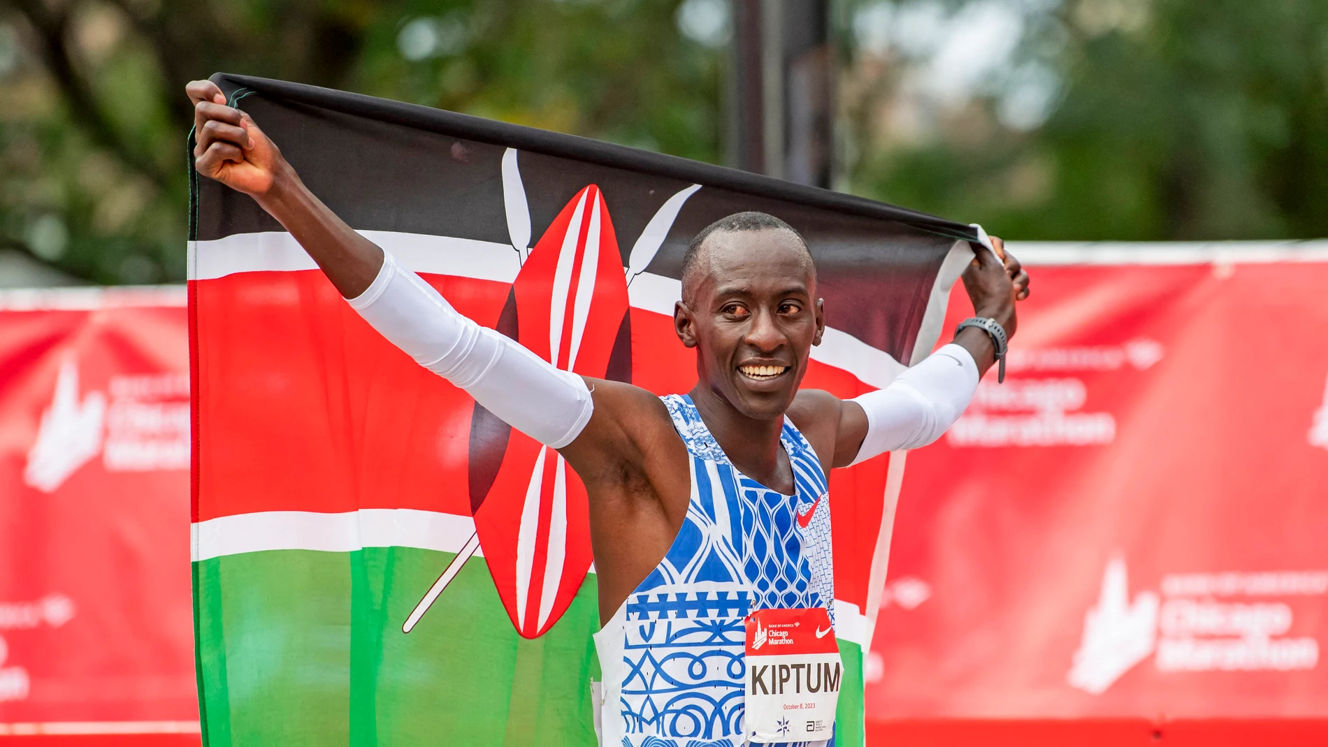 Kelvin Kiptum posa con la bandera de Kenia en Chicago