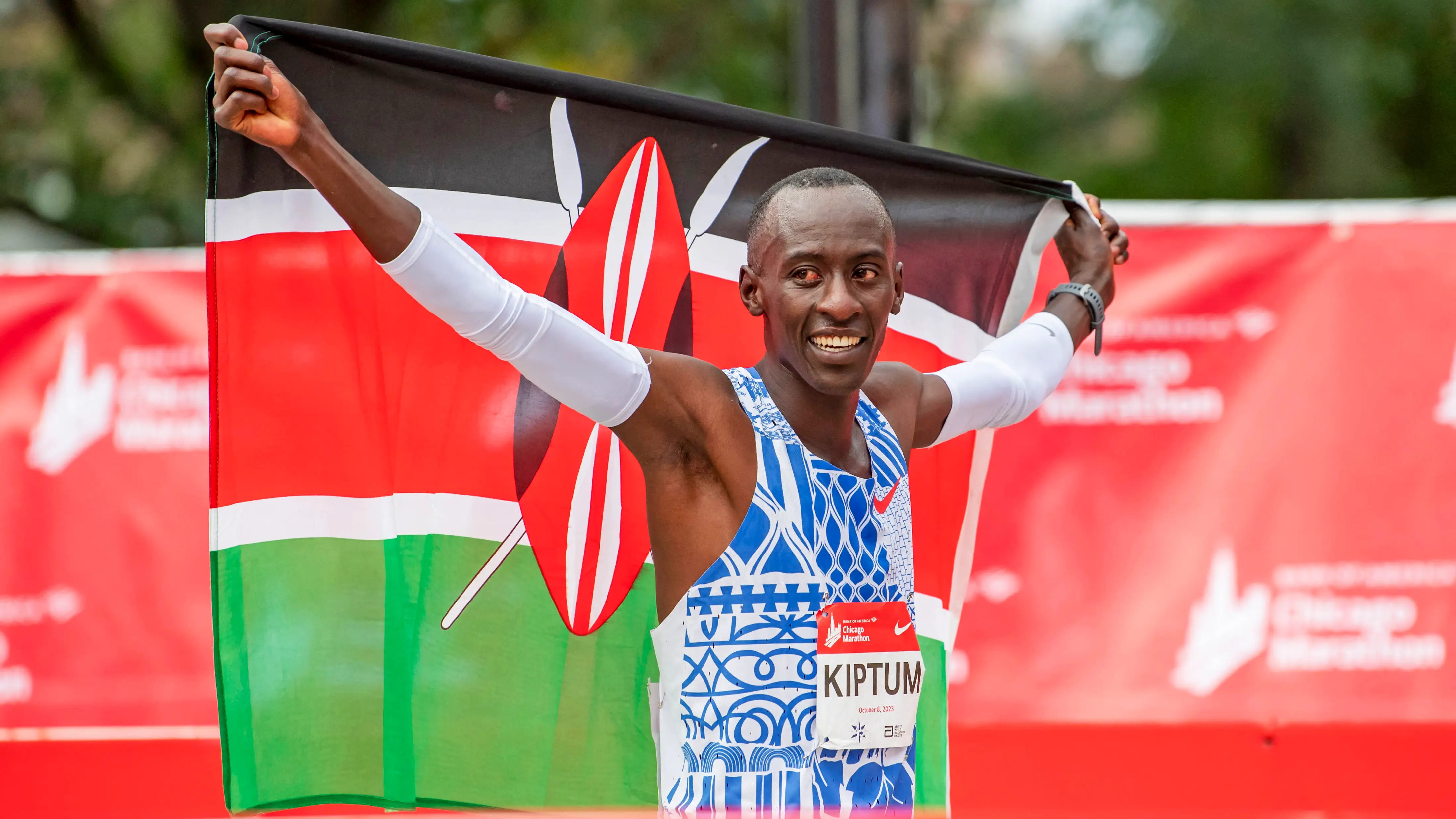 Kelvin Kiptum posa con la bandera de Kenia en Chicago Kelvin Kiptum posa con la bandera de Kenia en Chicago