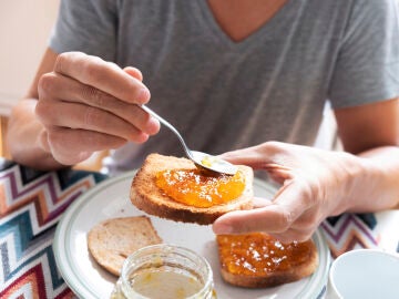 Pan de molde con mermelada