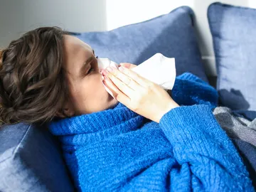 Mujer sonándose la nariz Mujer sonándose la nariz