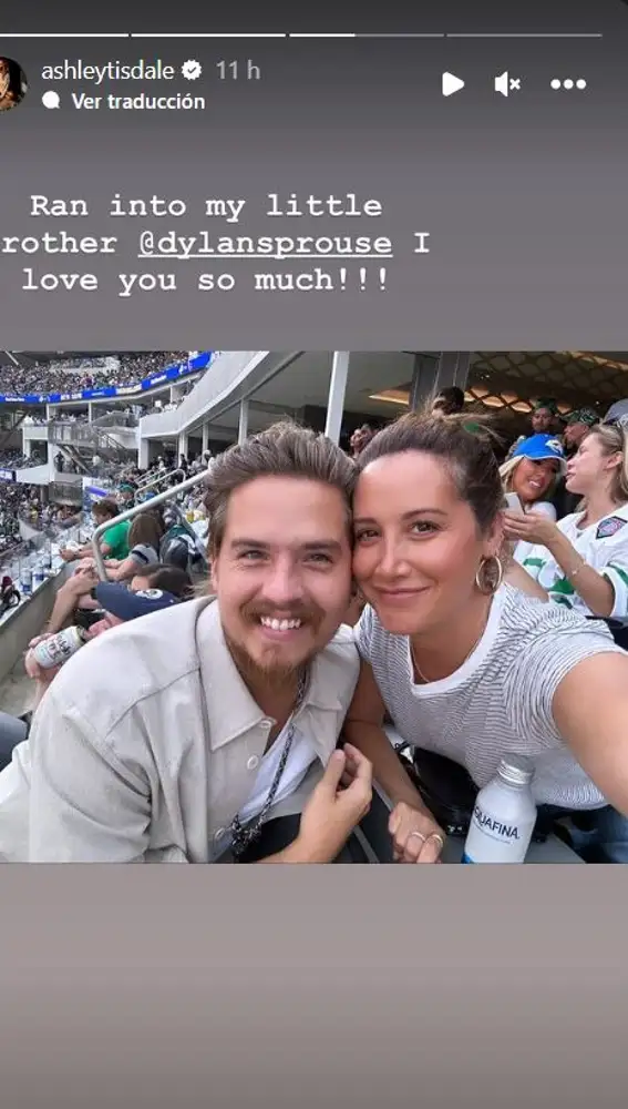 Ashley Tisdale se reencuentra con Dylan Sprouse en un partido de fútbol americano