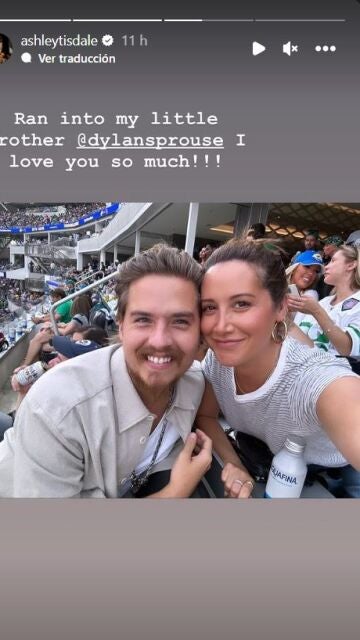 Ashley Tisdale se reencuentra con Dylan Sprouse en un partido de fútbol americano