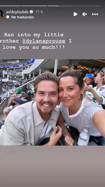 Ashley Tisdale se reencuentra con Dylan Sprouse en un partido de fútbol americano Ashley Tisdale se reencuentra con Dylan Sprouse en un partido de fútbol americano