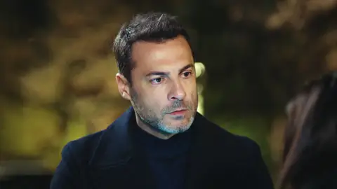 Kaya, furioso al descubrir que su hermana ha amenazado a Ender y a Yiğit: “¿Cómo ha podido hacerle esto a mi hijo?” Kaya, furioso al descubrir que su hermana ha amenazado a Ender y a Yiğit: “¿Cómo ha podido hacerle esto a mi hijo?”