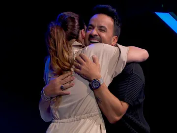 Luis Fonsi abraza a una talent en La Voz Luis Fonsi abraza a una talent en La Voz