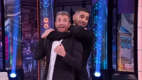 Pablo Motos prueba el mataleón de Ilia Topuria: "Casi me estalla la cabeza" Pablo Motos prueba el mataleón de Ilia Topuria: "Casi me estalla la cabeza"