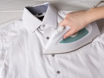 Planchar una camisa Planchar una camisa