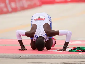 Kiptum, emocionado al cruzar la meta en Chicago Kiptum, emocionado al cruzar la meta en Chicago
