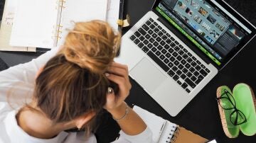Mujer estresada en el trabajo
