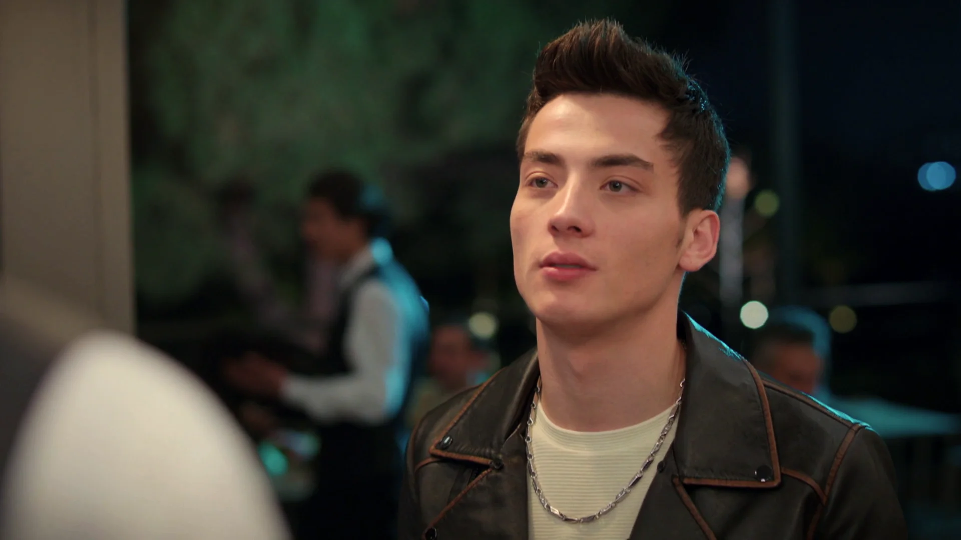 Sarp intenta jug&aacute;rsela a &Ouml;mer, pero su plan le sale mal gracias a.&hellip; &iexcl;Tolga!: "Fuera de mi vida. Te odio"