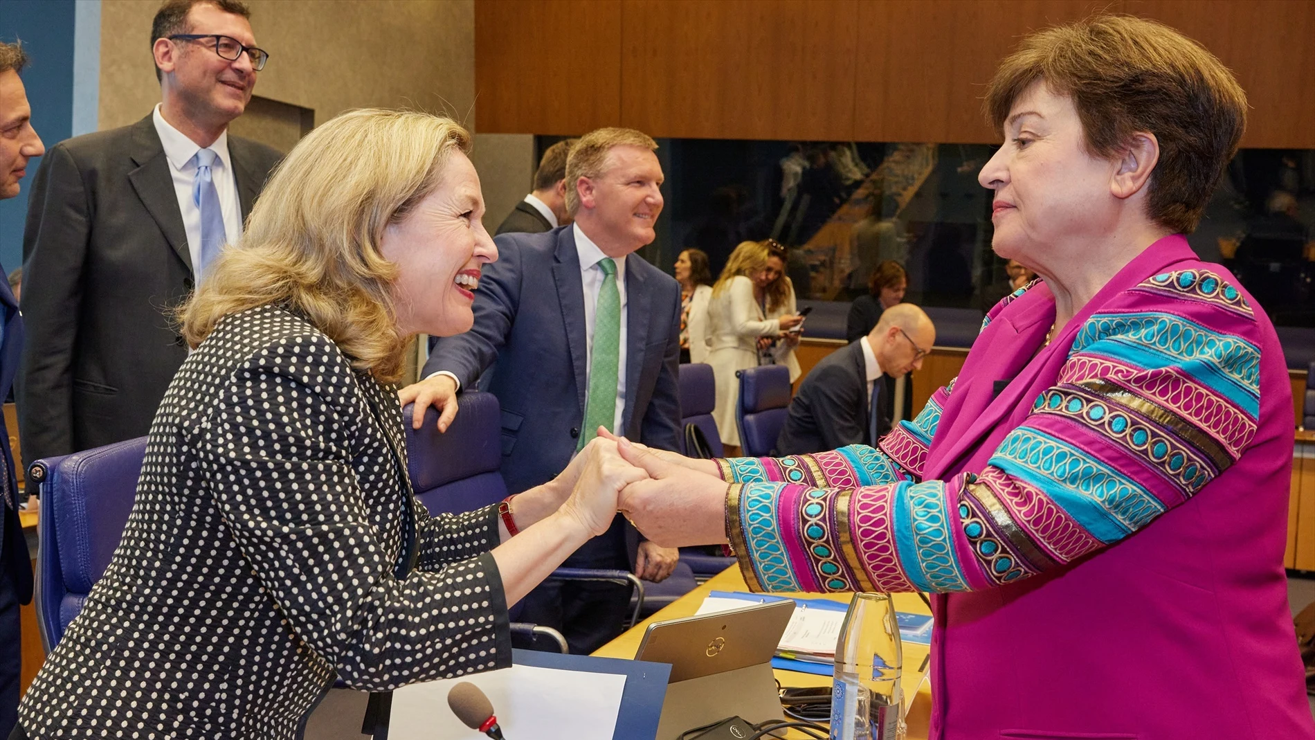 La ministra de Economía, Nadia Calviño (I), y la directora general del FMI, Kristalina Georgieva (D)